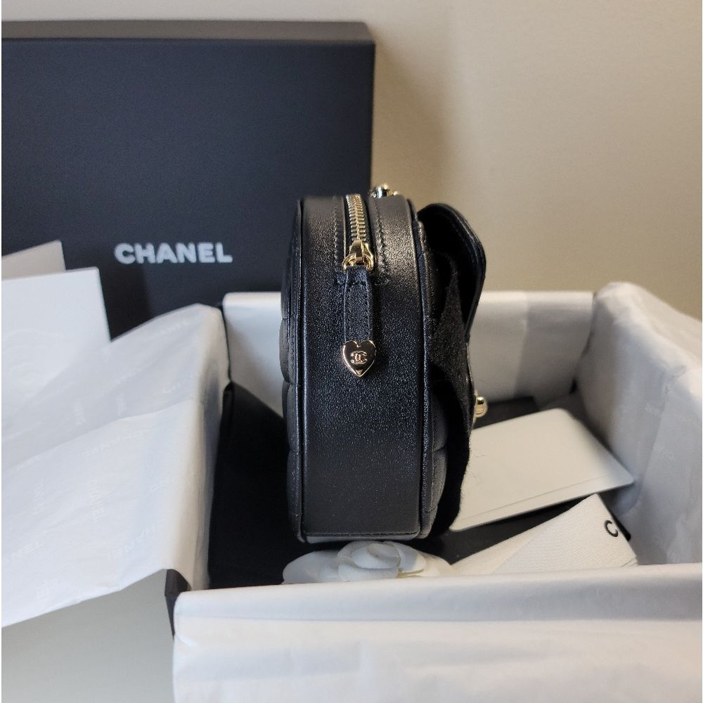 ❌️SOLD❌️ Chanel Heart Bag - Picture 4 of 12